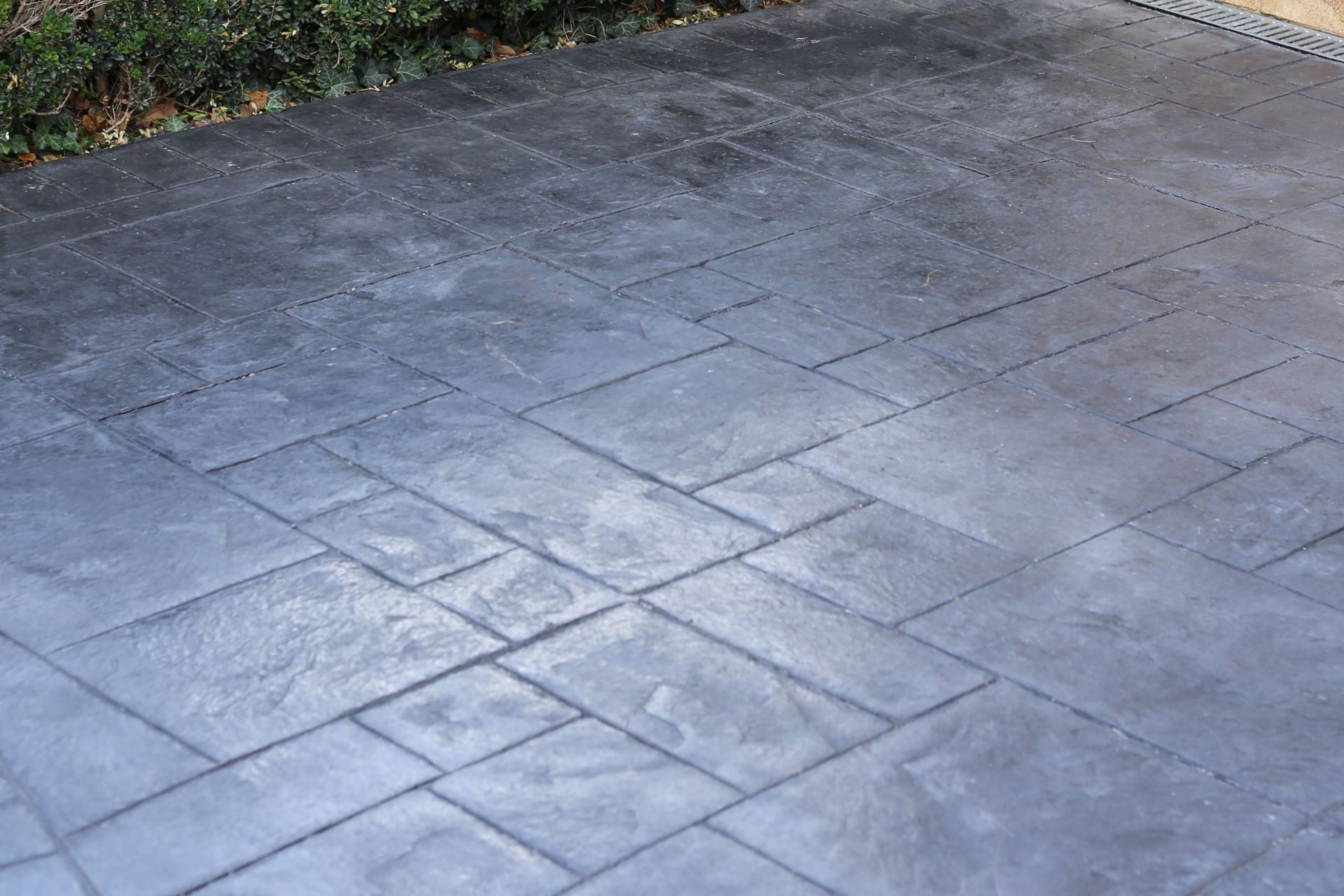 Pattern imprinted concrete driveway